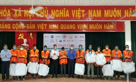 (BCG) - Tập đoàn Bamboo Capital đồng hành cùng chương trình trao tặng bộ áo phao cứu sinh đa năng