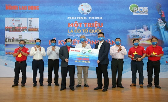(BCG) Tập đoàn Bamboo Capital tặng 100.000 lá cờ, tiếp sức ngư dân bám biển
