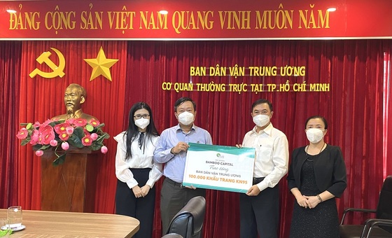 (Nông thôn Việt) - Tập đoàn Bamboo Capital trao tặng Ban Dân vận Trung ương 100.000 khẩu trang y tế KN95