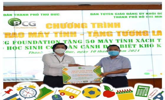 (BCG) - BCG Foundation tặng 50 máy tính xách tay cho học sinh khó khăn tại TP. Thủ Đức