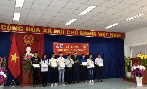 Tracodi phối hợp cùng Công ty TNHH Liên Doanh Antraco trao học bổng Học sinh – Sinh viên.