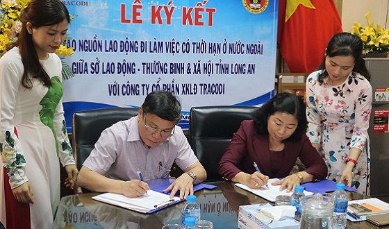 (Baolongan.vn) Ký kết tạo nguồn lao động đi làm việc có thời hạn ở nước ngoài