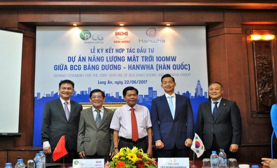 BCG Bang Duong joint operation signing investment cooperation agreement with Hanwha Group (Korea) in Long An
